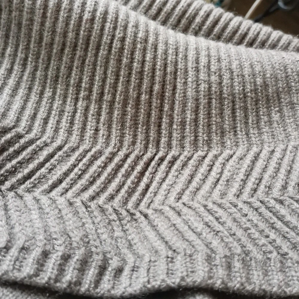 Christopher Fisher 100%cashmere sweater. Size Small.